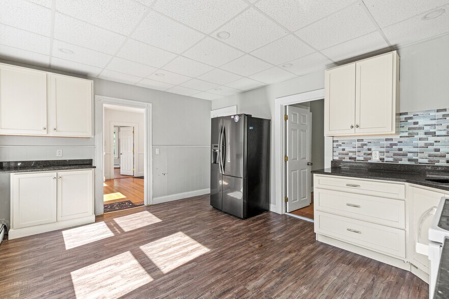 Building Photo - 174 Bartlett St