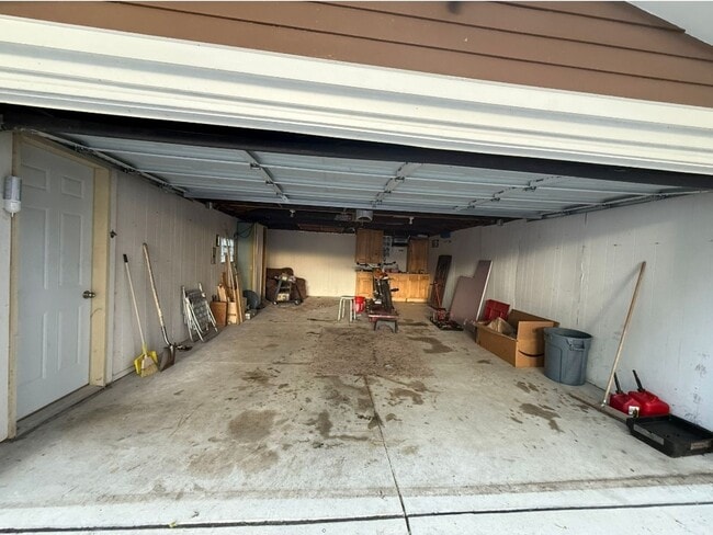 Building Photo - Charming 3 bedroom bungalow freshly updated