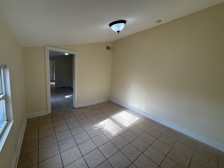 Building Photo - 1112 Monroe St