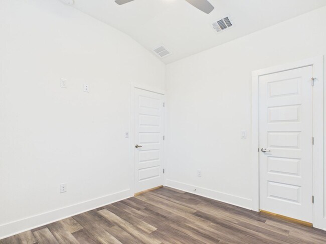 Building Photo - 6102 Caddie St