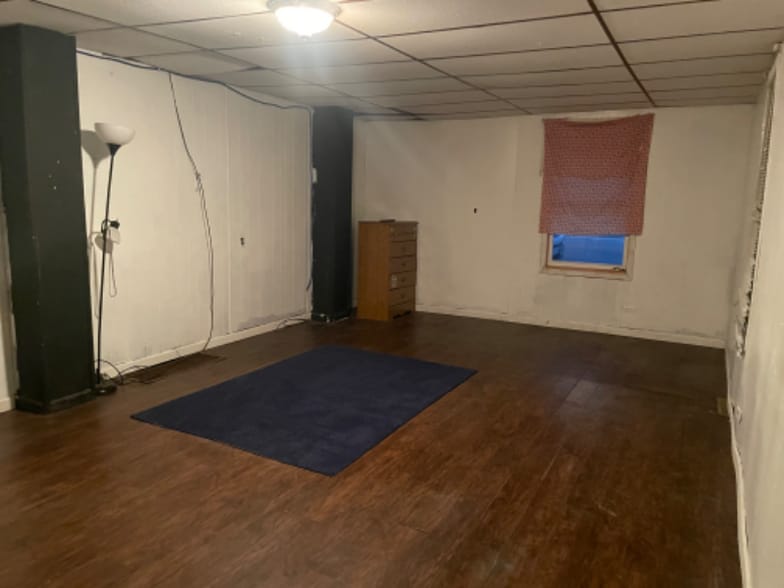 Building Photo - 1102 Van Meter Way