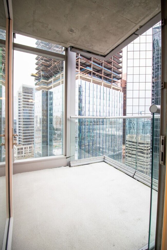 Building Photo - 1bd/1.5ba Bellevue Condo