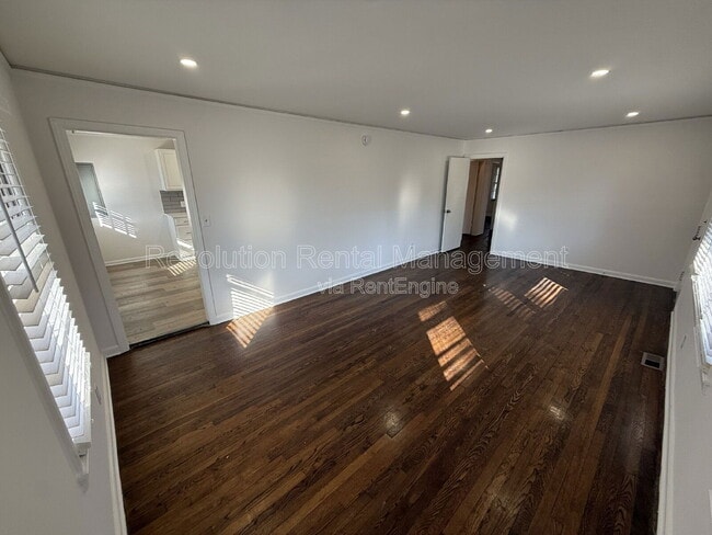 Building Photo - 2065 Cambridge Ave