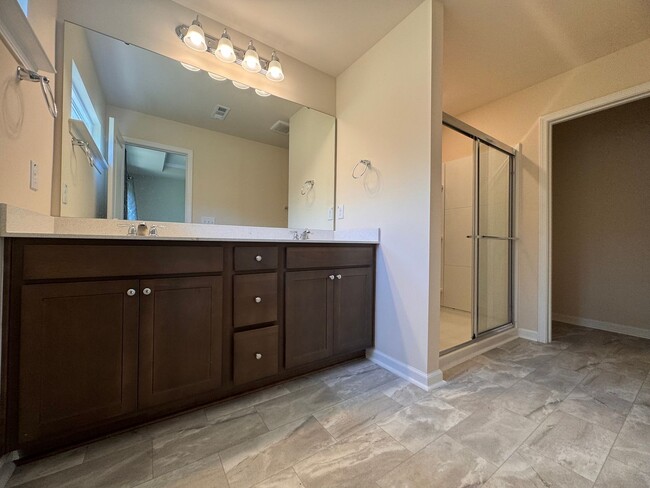 Building Photo - 3BR 2.5BA Townhome