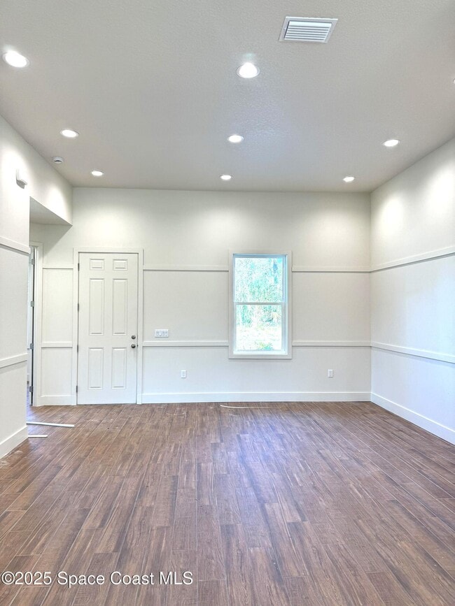 Building Photo - 2801 Edington Dr