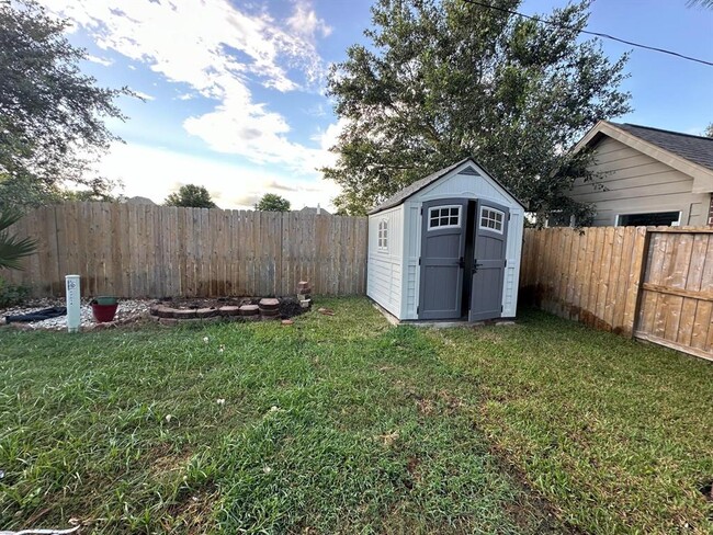 Building Photo - 17014 Sandestine Dr