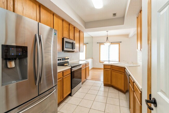 Building Photo - UPDATED TOWNHOME!! 2 Bed, 2.5 Bath Townhome in Ankeny