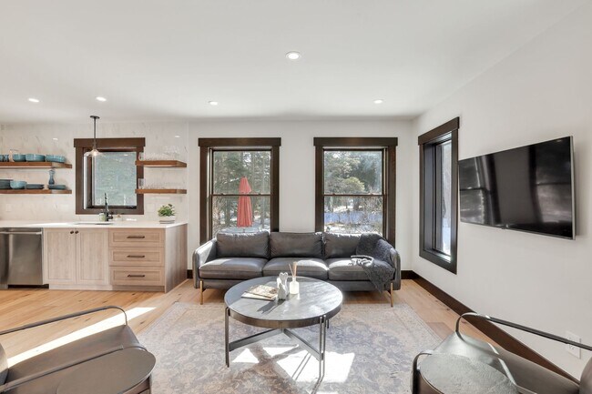 Building Photo - Luxury 3 bedoom/2.5 bathroom Home w/ Hot Tub