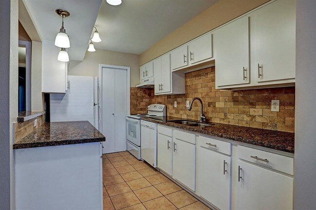 Building Photo - 11550 Chimney Rock Rd