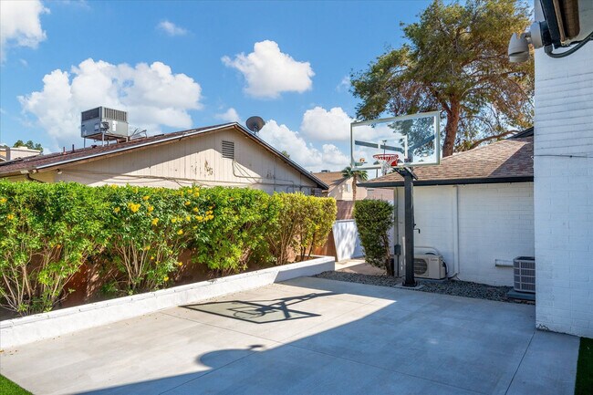 Building Photo - 952 W Plata Ave