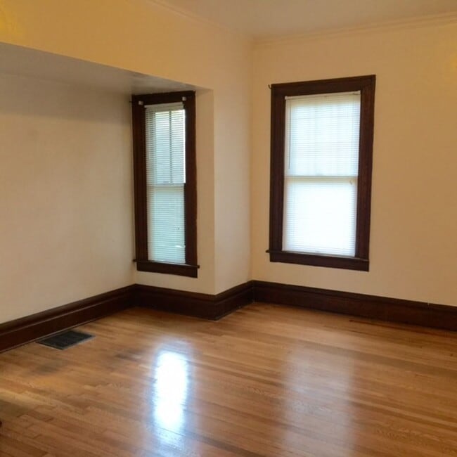 Building Photo - 156 E Lane Ave