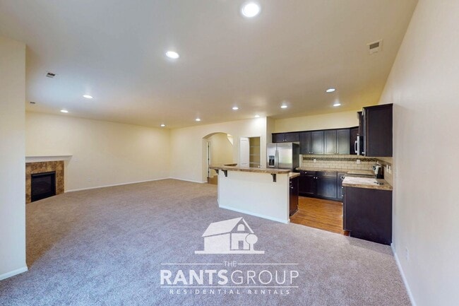 Building Photo - 5-Bedroom Home in Eagle Court with Easy I-...
