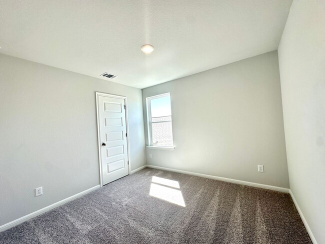 Building Photo - $500 OFF FIRST MONTHS RENT