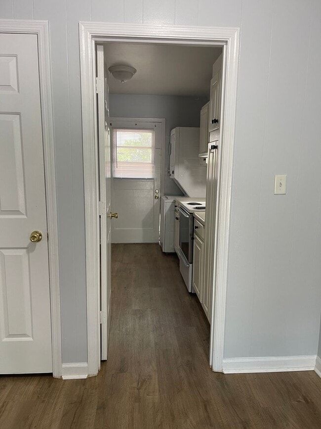 Building Photo - 2 bedroom, 1 bath apartment in small complex on Hill Street! Walking distance to Normal Town, Dow...