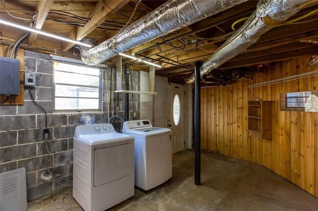 Building Photo - 2663 Hicks Rd