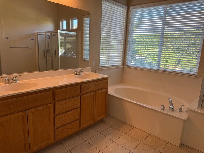 Building Photo - 1587 Regent Dr
