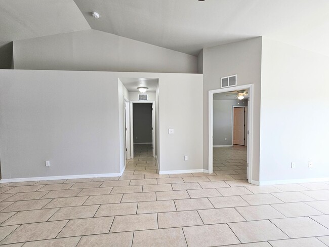 Building Photo - Like New  3 bedroom, 2bath 1 car garage