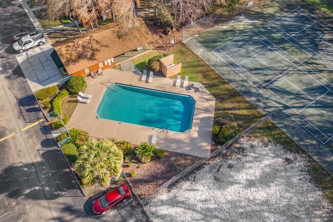 Building Photo - this well-maintained townhome features 2 bedrooms and 2 bathrooms