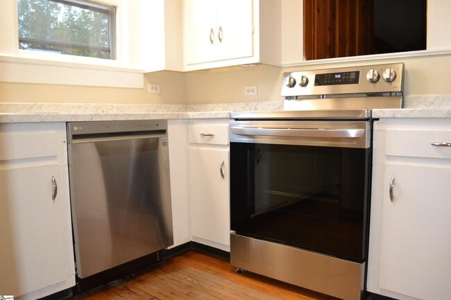 Building Photo - 40 Lanneau Dr