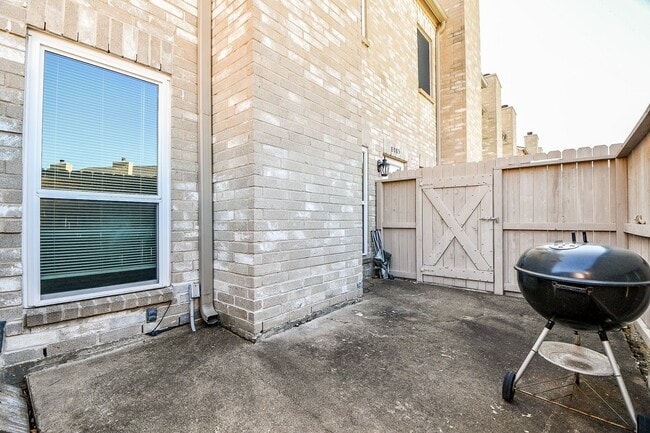 Building Photo - 8085 El Mundo St