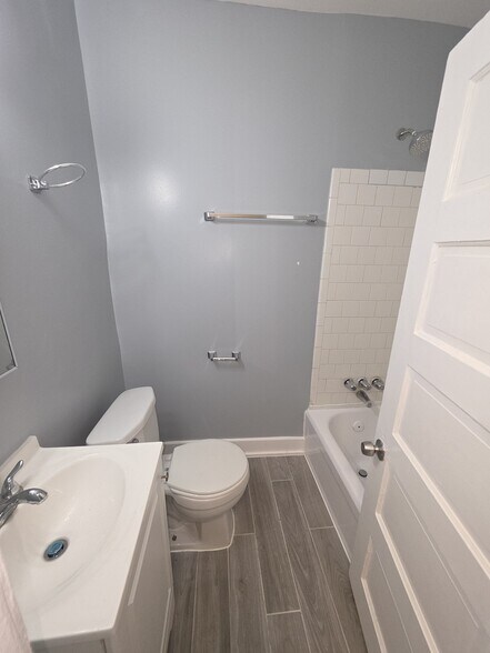 Building Photo - 1212 Holbrook St NE