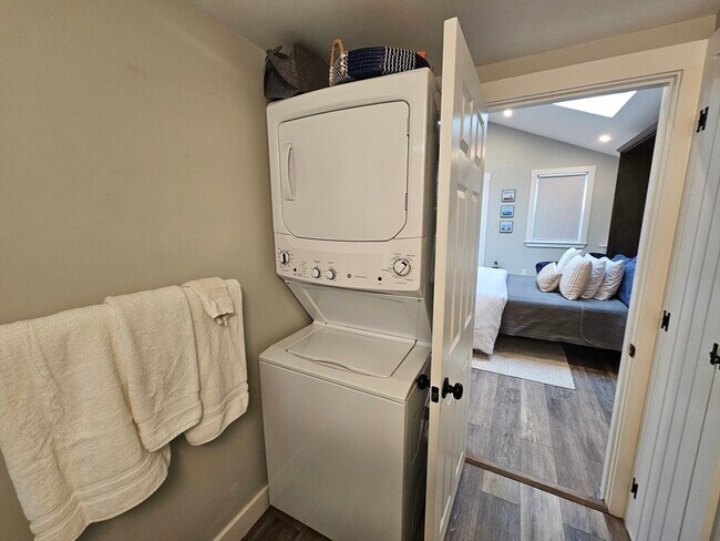 Building Photo - 90 Edgartown Rd