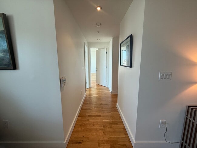 Building Photo - Upscale 2 Bed 2 Bath with Floor-to-Ceiling Windows and Stunning City Views