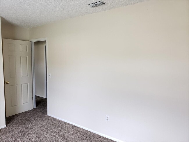 Building Photo - 2/2 Home in Silver Springs Shores Lake Joy...