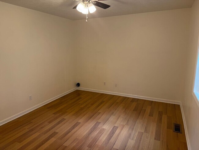 Building Photo - Enjoy Panoramic Holston River Views from T...