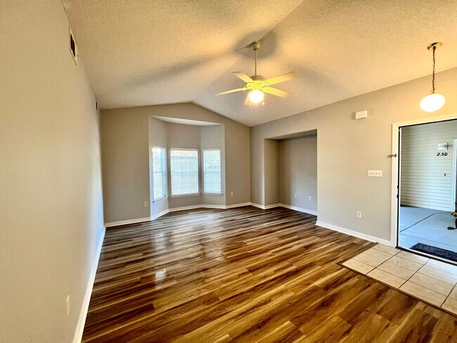 Building Photo - Charming Unit Close to the Pool!
