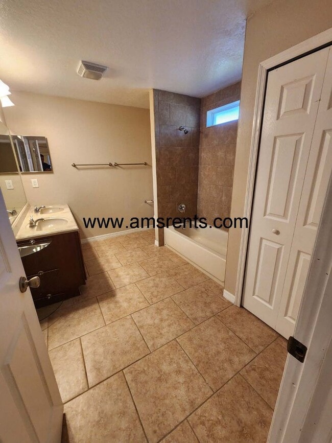Building Photo - Large 4/2 Home With 2 Car Garage In Poinciana