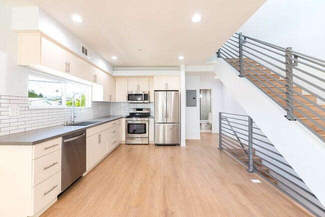 Building Photo - 756 N Ridgewood Pl