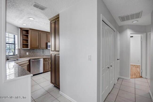 Building Photo - 101 Willow Pond Ln