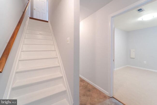Building Photo - 413 Lakeview Ct