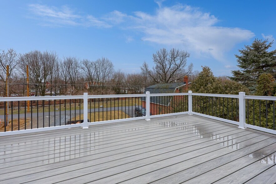 Building Photo - 231 E Main St