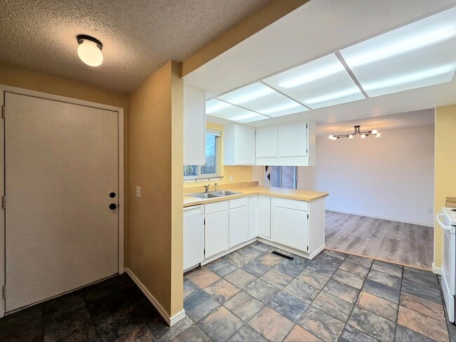 Building Photo - 3 Bed / 2 Bath Rambler – Huge Fenced Yard + 2-Car Garage – Available Now