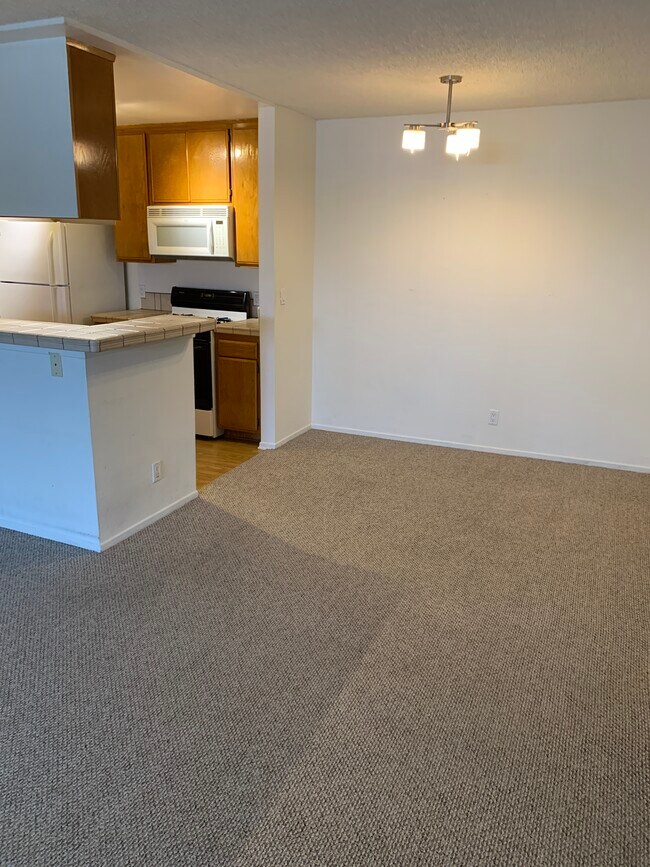 Dinning Area - 340 N Hayworth Ave