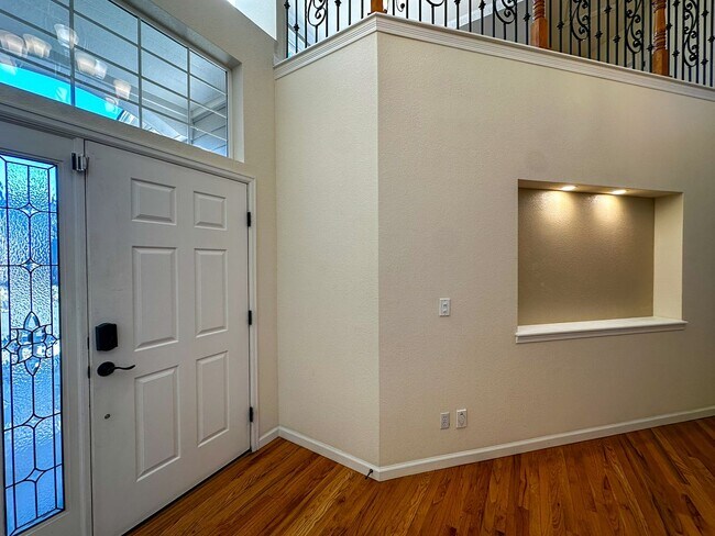 Building Photo - Luxurious Castle Pine living awaits!