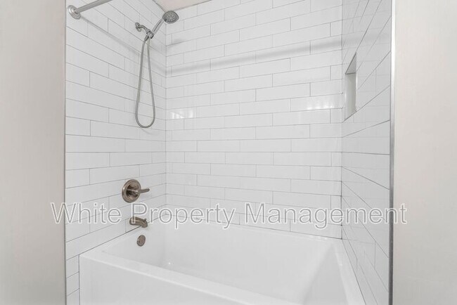 Building Photo - 106 Locomotive Ln