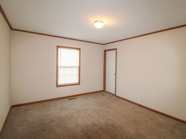 Building Photo - Beautiful 3 Bedroom Duplex in Convenient Pulaski Location