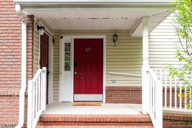 Building Photo - 127 Forest Dr