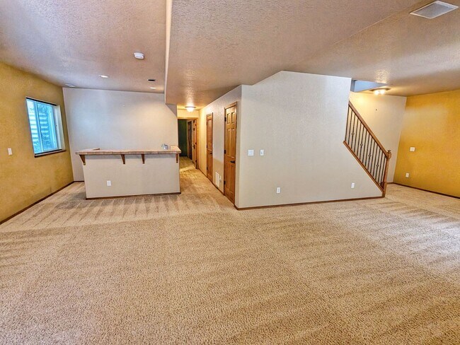 Building Photo - Gorgeous 5b 3b Single Family Home w/ a View