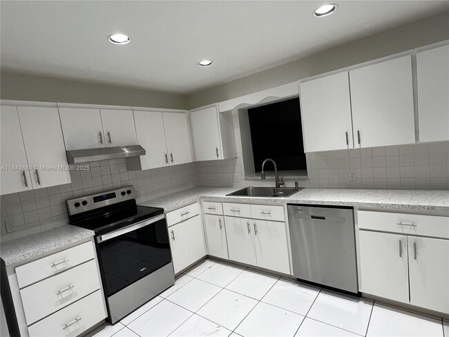 Building Photo - 16910 SW 109th Ave