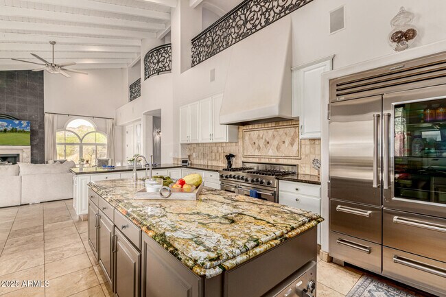 Building Photo - 6050 N Paradise View Dr