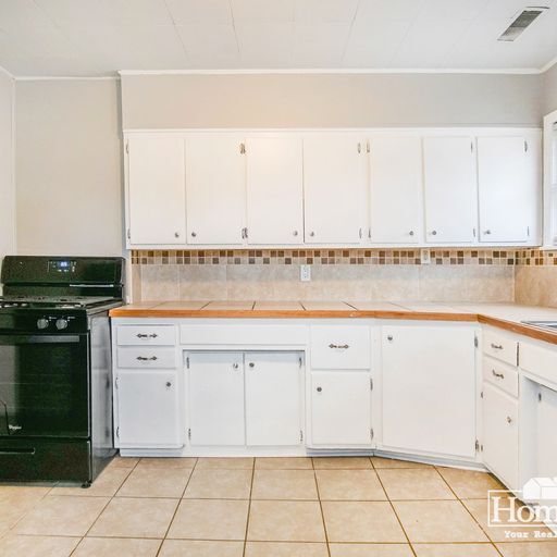 Building Photo - Charming two-bedroom, one-bath home offering a comfortable layout with ample natural light