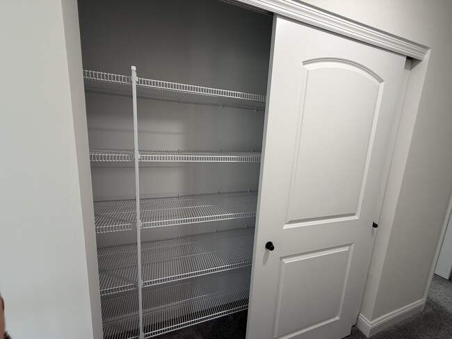 Building Photo - 156 Far Meadow Dr