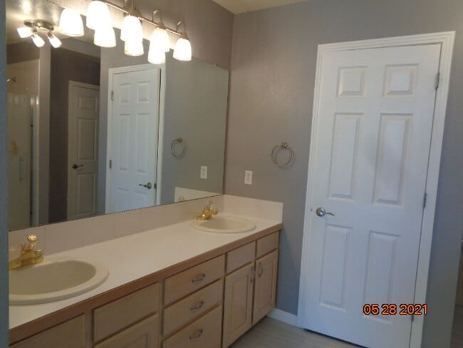 Building Photo - 2 BR/2 1/2 BA Townhouse in Gated Littleton...