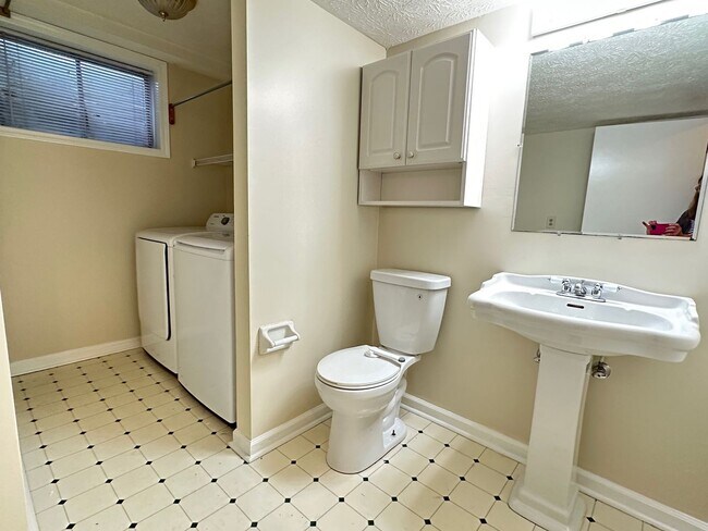 Building Photo - Beautiful House in Tates Creek! 3 BR, 2.5 ...