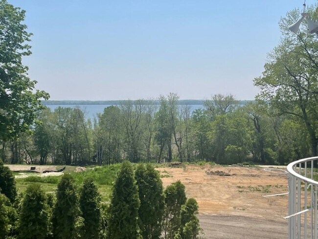 Building Photo - Private location overlooking Smiths Bay *2Bed*3bath