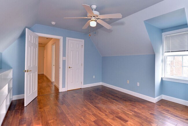 Building Photo - Low Maintenance Living in Williamsburg